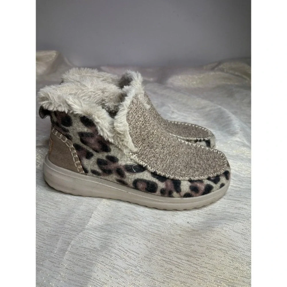 2 pairs‎ of hey dude bundle size 5